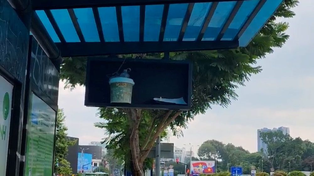 170 Tabla electronica de estantes de autobuses de la ciudad de Ho Chi Minh dañados, afectando a las personas