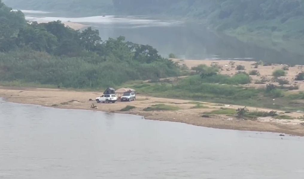 Two cars stuck in the middle of the Lo River bank due to rising water levels. Photo: Ngoc Duy