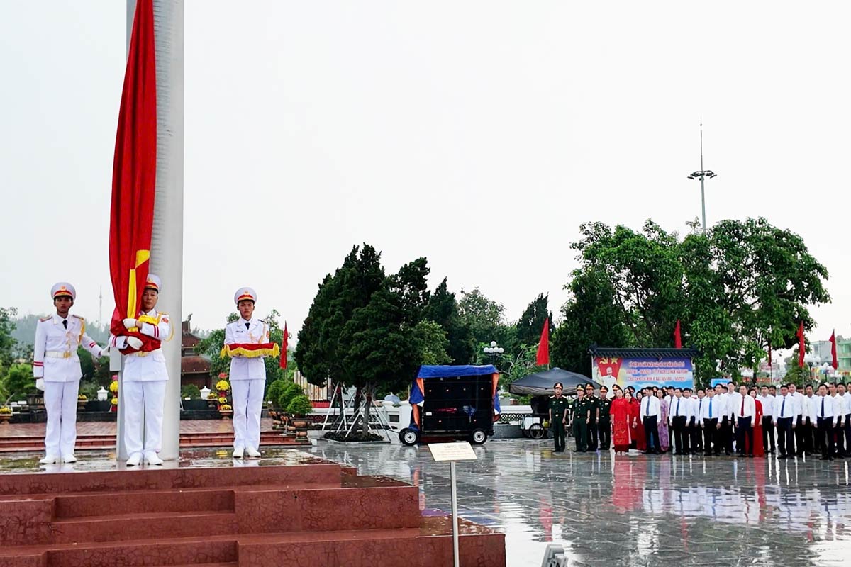 Ms. To held a flag-raising ceremony to celebrate the 135th anniversary of President Ho Chi Minh's birthday. Photo: Co To Social Policy Center
