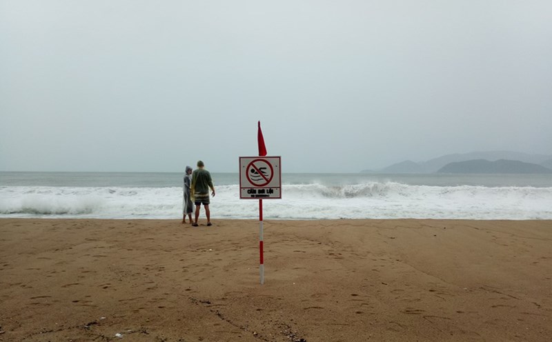 Tourists should avoid or postpone sea trips, island tours or diving if the weather is bad, the sea is rough or there is a warning of high waves due to the influence of a tropical depression or storm. Photo: Phuong Linh