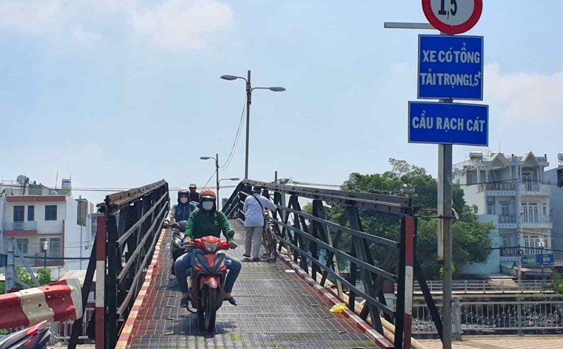 Rach Cat iron bridge (District 8, Ho Chi Minh City) was built before 1975 and is now degraded. Photo: Minh Quan