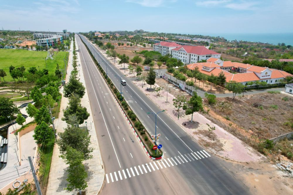Duong ven bien DT.706B dan ra Mui Ne. Anh: Duy Tuan