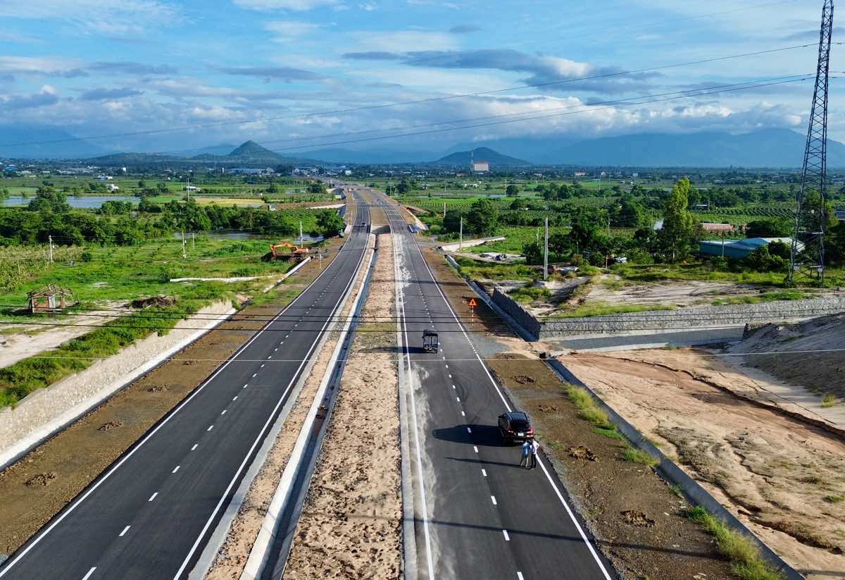 Mot doan tren duong truc ven bien DT.719B doan Phan Thiet - Ke Ga. Anh: Duy Tuan