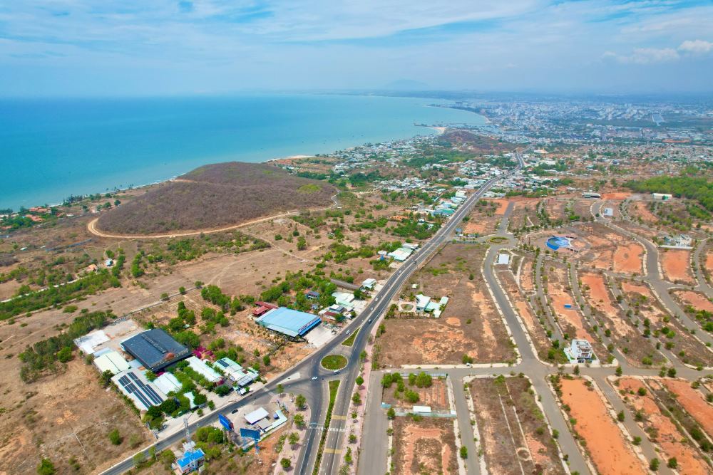 Vi tri vong xoay dau duong DT.706B nhin ve trung tam thanh pho Phan Thiet, cung la vi tri duoc tinh toan la diem dau cua tuyen duong du an nay. Anh: Duy Tuan