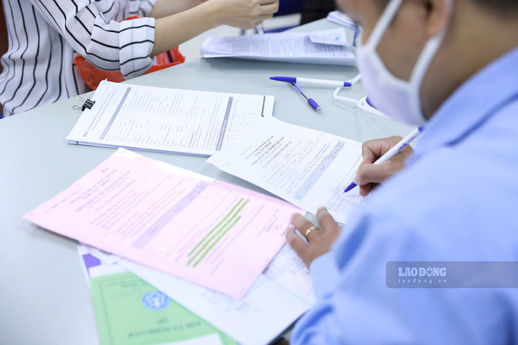 Readers ask about the policies for cadres of the District Red Cross Society who apply for early retirement. Photo: Hai Nguyen