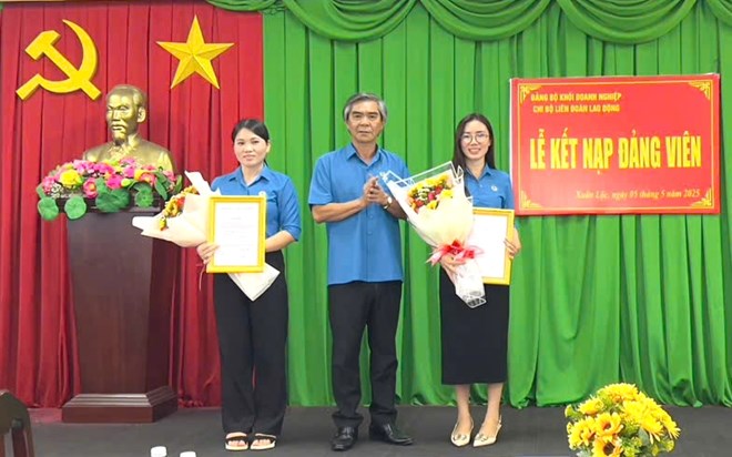 The Xuan Loc District Labor Federation Party Cell (Dong Nai) admitted additional party members who are union officials. Photo: Provided by the Union