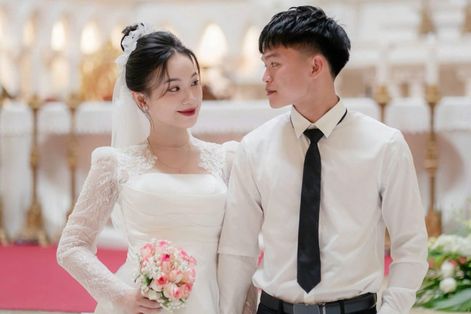 Player Ho Van Cuong and his wife Nguyen Linh. Photo: Character provided