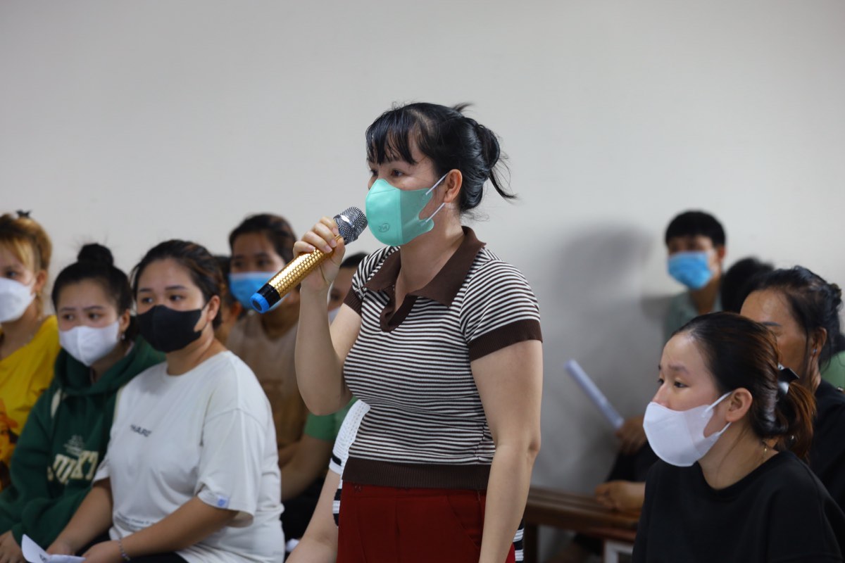 Công nhân đặt các câu hỏi. Ảnh: Duy Tuấn 