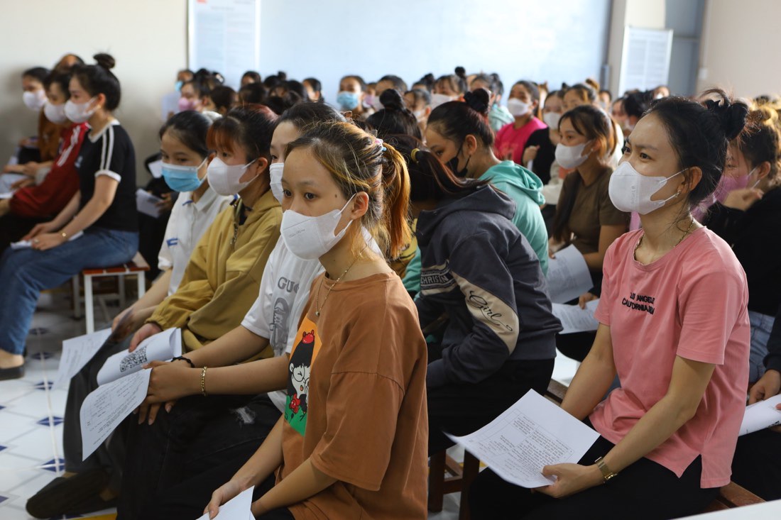 Các công nhân ở Bình Thuận nghe giải đáp về BHXH tại Khu Công nghiệp hồi 2024. Ảnh: Duy Tuấn