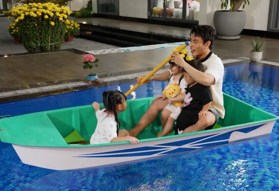 Le Duong Bao Lam's family in Mother away from home, father is a superhero. Photo: Provided by the manufacturer.