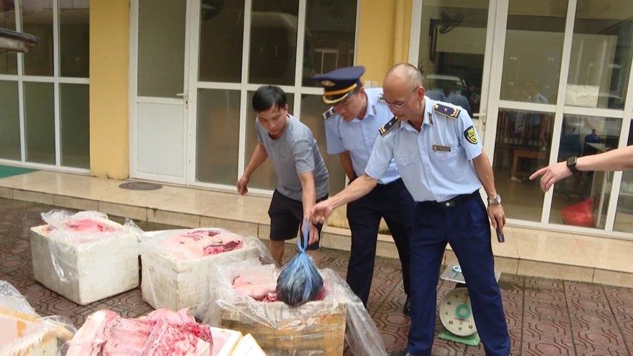 450kg of meat and animal organs of unknown origin were discovered and temporarily detained. Photo: Long Anh.