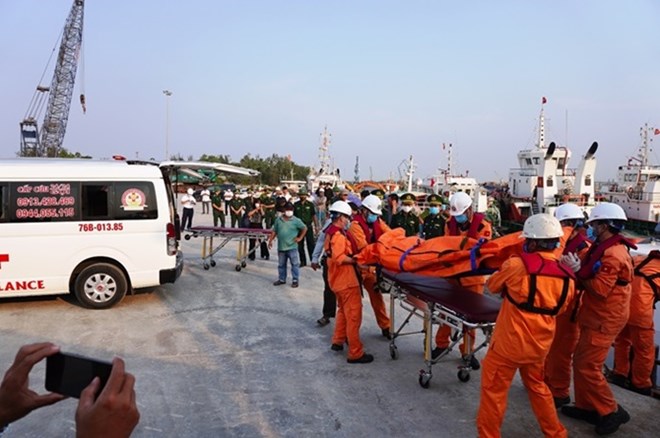 The bodies of 4 people in the sunken boat in Quang Ngai have been brought ashore, while 5 people are still missing. Photo: Vien Nguyen
