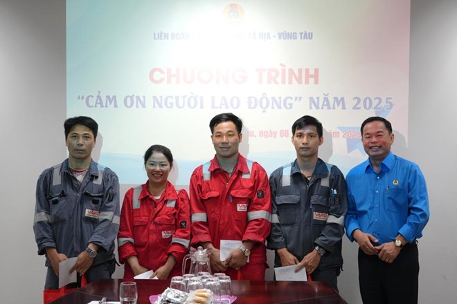 Hơn 4.700 phần quà tri ân người lao động được trao trong Tháng Công nhân