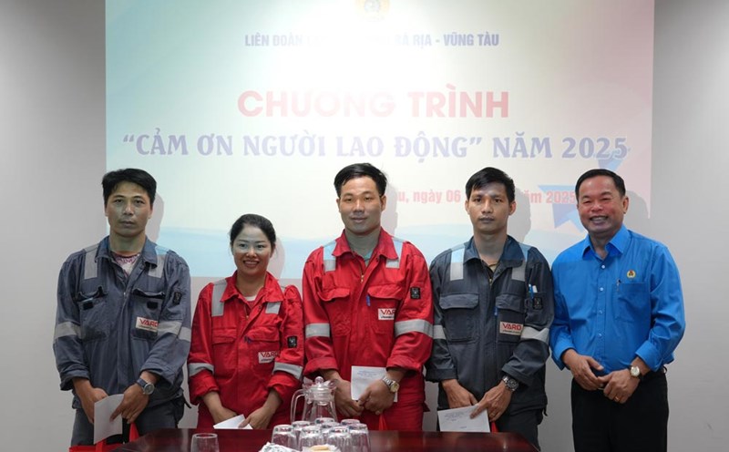 The Ba Ria - Vung Tau Provincial Federation of Labor presented support gifts and expressed gratitude to workers in the program. Photo: Thanh An