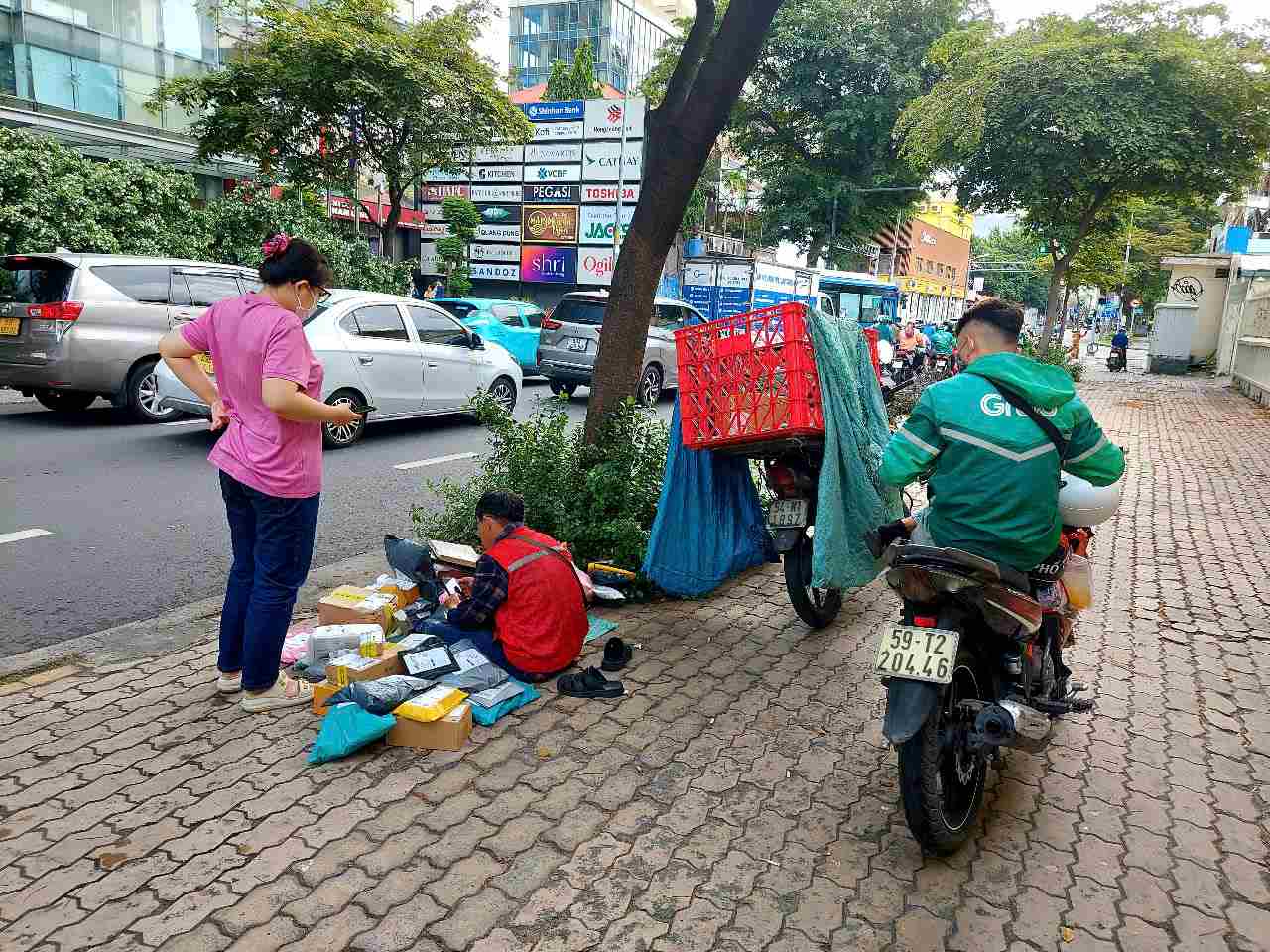 Tài xế xe công nghệ giao hàng cho khách ở trung tâm TPHCM.  Ảnh: Minh Quân