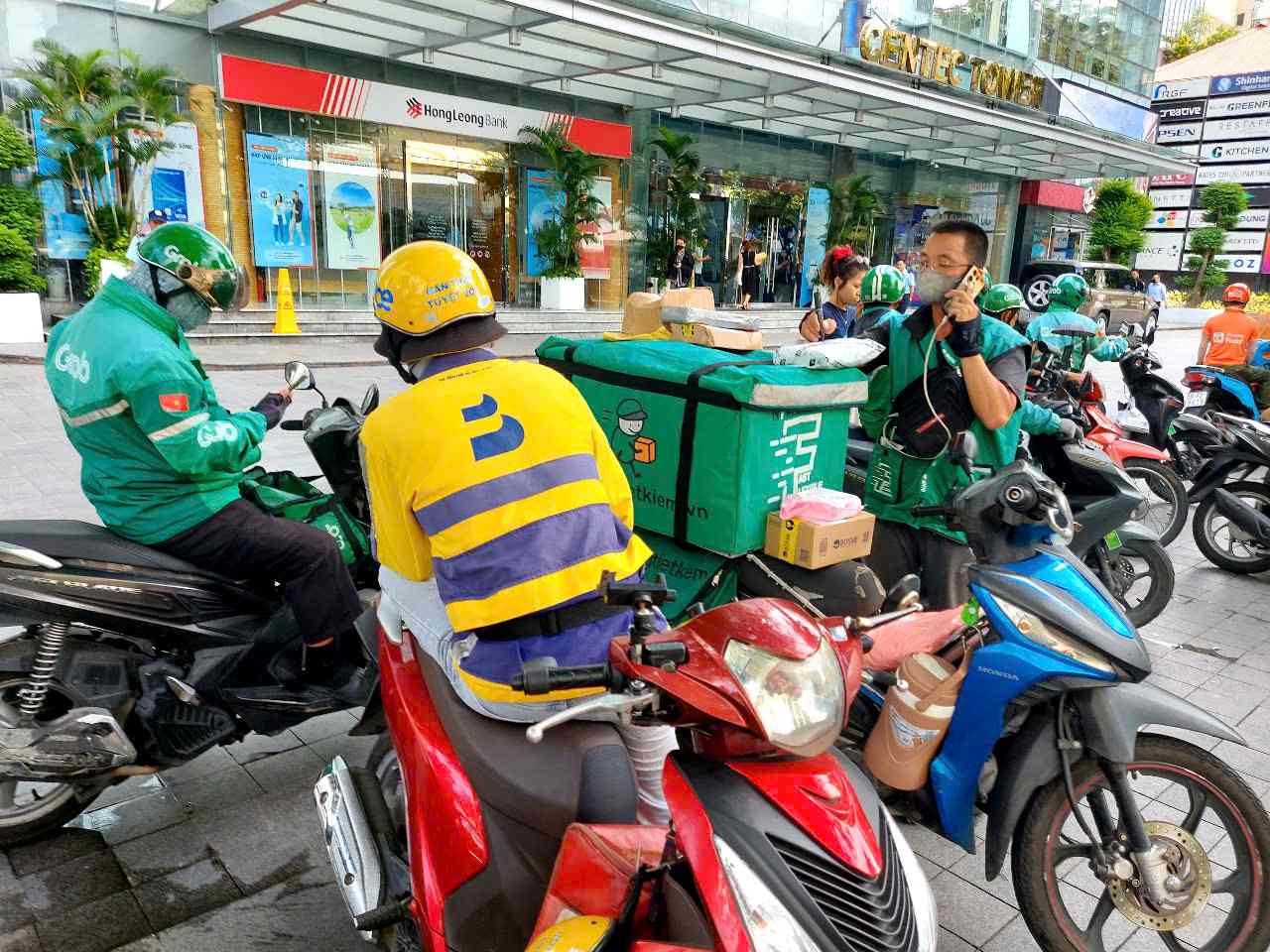 La mayoria de los autos de tecnologia de dos ruedas en la ciudad de Ho Chi Minh son vehiculos de gasolina.  Foto: Minh Quan