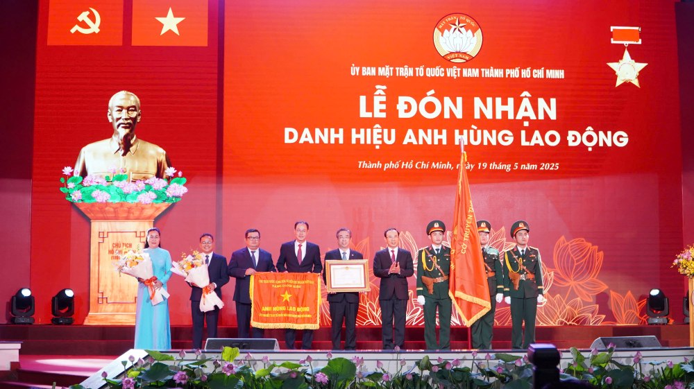Uy ban MTTQ Viet Nam TPHCM don nhan danh hieu Anh hung Lao dong. Anh: Minh Tam
