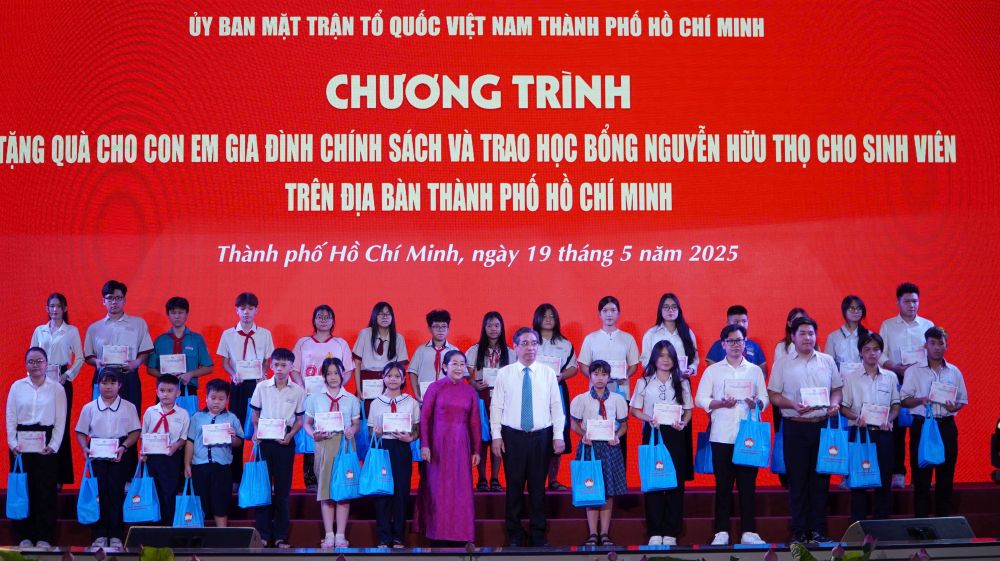 Dai dien Uy ban MTTQ Viet Nam TPHCM tang qua cho con em gia dinh chinh sach va hoc bong cho sinh vien tren dia ban TPHCM. Anh: Minh Tam