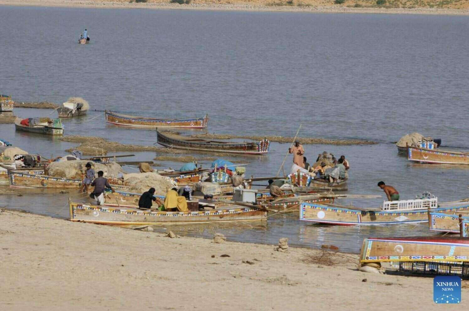 Pakistan advirtio sobre una respuesta integral a cualquier esfuerzo indio para cambiar o bloquear el agua del rio Indio. En la foto se encuentra un bote de pesca en el rio Indio en la provincia de Sindh, sur de Pakistan. Foto: Xinhua