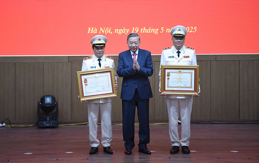 General Secretary To Lam presented the Third Class Military Exploit Order to Lieutenant General To An Xo (right), the Second Class Military Exploit Order to Deputy Minister Dang Hong Duc (left). Photo: Quang Viet