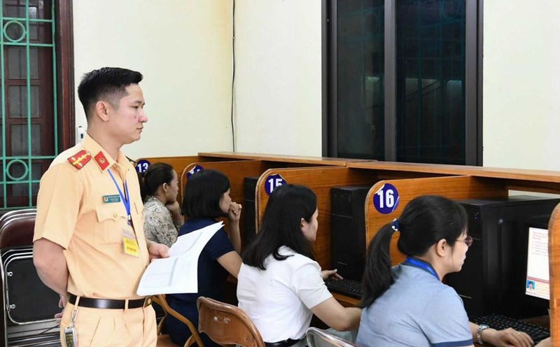 The Traffic Police Department has just compiled and issued a set of 600 questions for road motor vehicle testing. Photo: VGP