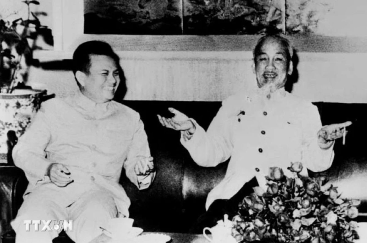 President Ho Chi Minh warmly received comrade Kaysone Phomvihane, Head of the Party Delegation and the Patriotic Lao Front to visit Vietnam on a friendly visit (in 1966). Photo: VNA