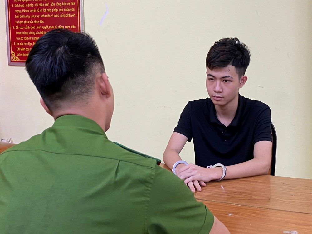 The police are temporarily detaining Tran Gia Huy to clarify the act of using a beer bottle to beat a customer. Photo: Police