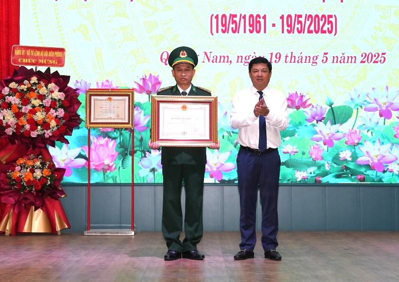 Thừa ủy quyền của Chủ tịch nước, Bí thư Tỉnh ủy Quảng Nam Lương Nguyễn Minh Triết trao Huân chương Chiến công hạng Ba cho