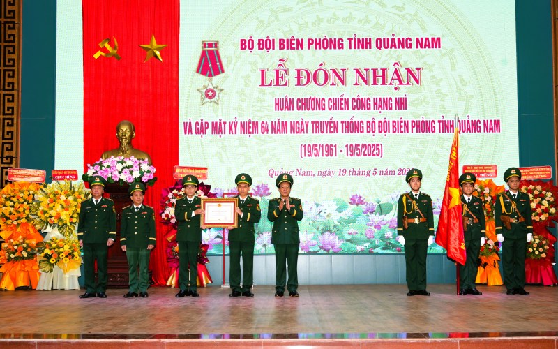 Bộ đội Biên phòng tỉnh Quảng Nam đón nhận Huân chương Chiến công hạng Nhì. Ảnh: Trường An