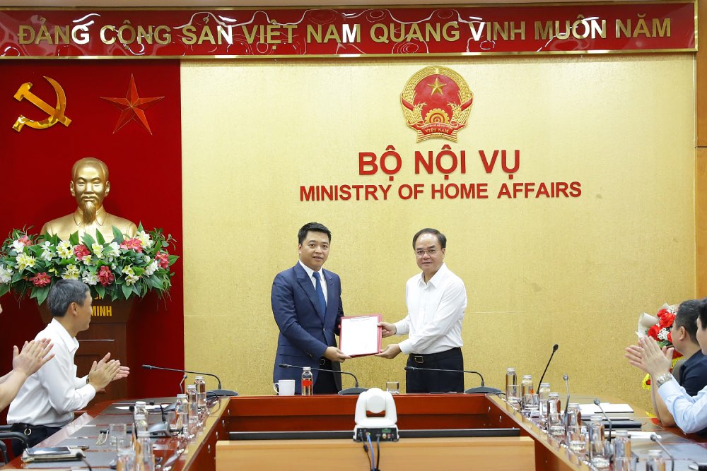 Deputy Minister of Home Affairs Vu Chien Thang presented the decision to transfer and appoint Deputy Director of the Department of Organization and Border Guard Tran Luu Trung. Photo: Ministry of Home Affairs