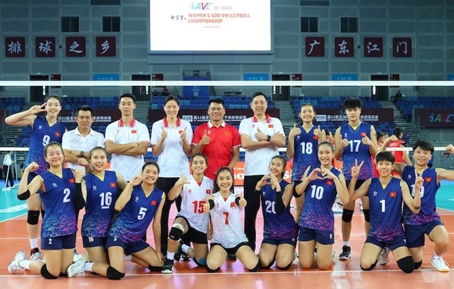 Tuyen bong chuyen U21 nu Viet Nam co the tap luyen cung tuyen nu quoc gia o Quang Ninh. Anh: VFV
