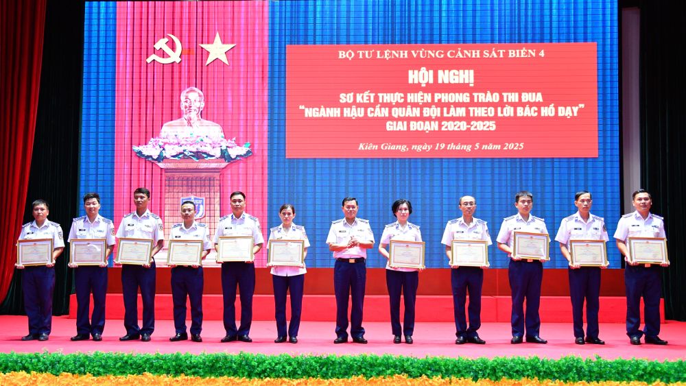 Awarding certificates of merit to collectives and individuals with outstanding achievements in the emulation movement "The Logistics Industry needs the Army to follow Uncle Ho's teachings" in the period of 2020-2025 in the Command of Coast Guard Region 4. Photo: Duc Thai