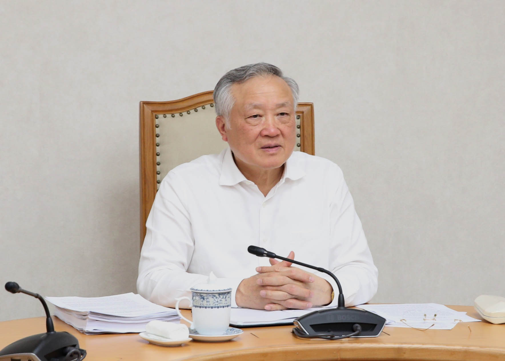 Miembro del Politburo y el Viceprimer Ministro Nguyen Hoa Binh trabajo con el Ministerio del Interior para revisar y desarrollar decretos sobre descentralizacion y descentralizacion. Foto: VGP/Nguyen Hoang.