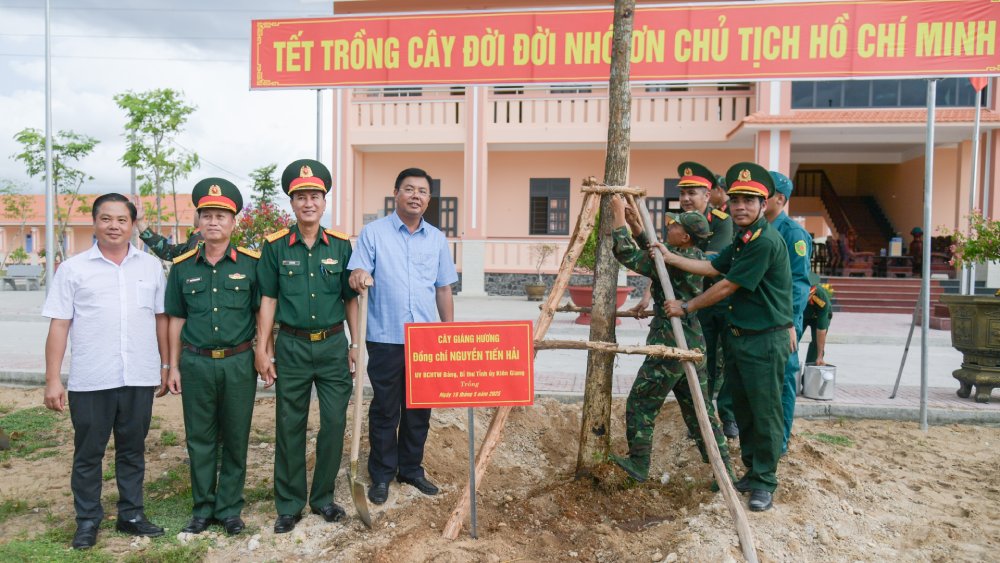 Các đại biểu tham gia trồng cây xanh tại buổi lễ phát động. Ảnh: Phương Vũ