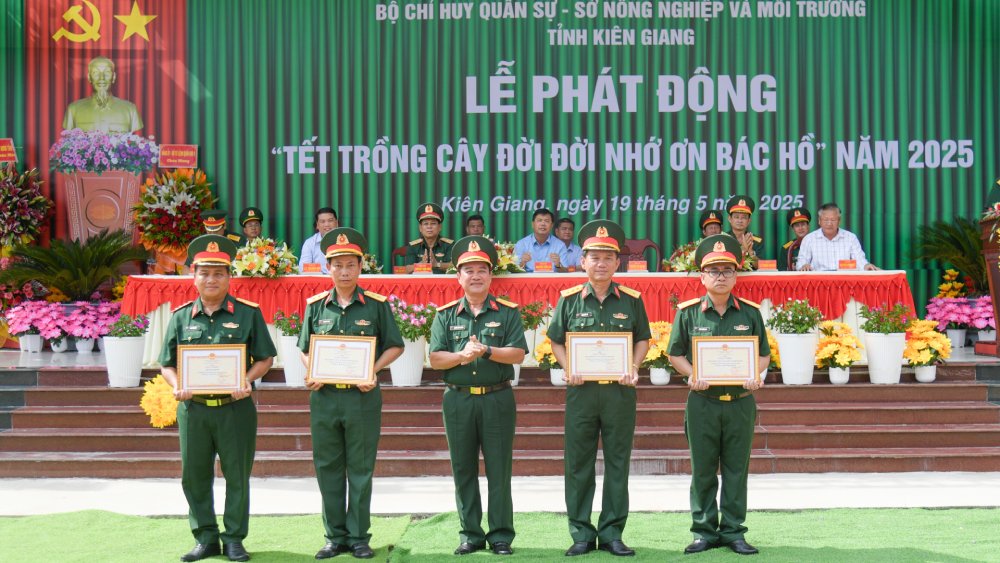 Dai ta Nguyen Van Nganh - Chi huy truong Bo CHQS tinh trao thuong cho 4 tap the co thanh tich tot trong thuc hien phong trao thi dua “Tet trong cay doi doi nho on Bac Ho”. Anh: Phuong Vu
