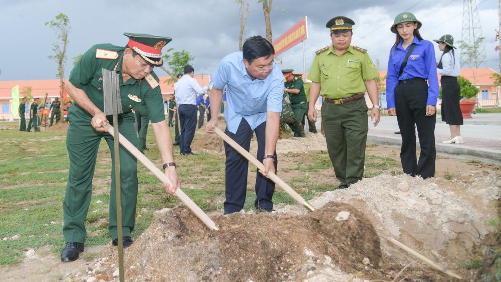 Bi thu Tinh uy Kien Giang Nguyen Tien Hai (thu 2 tu trai qua) va Thieu tuong Quach Van Nho, Pho Tu lenh Quan khu 9 tham gia trong cay tai buoi le phat dong. Anh: Phuong Vu