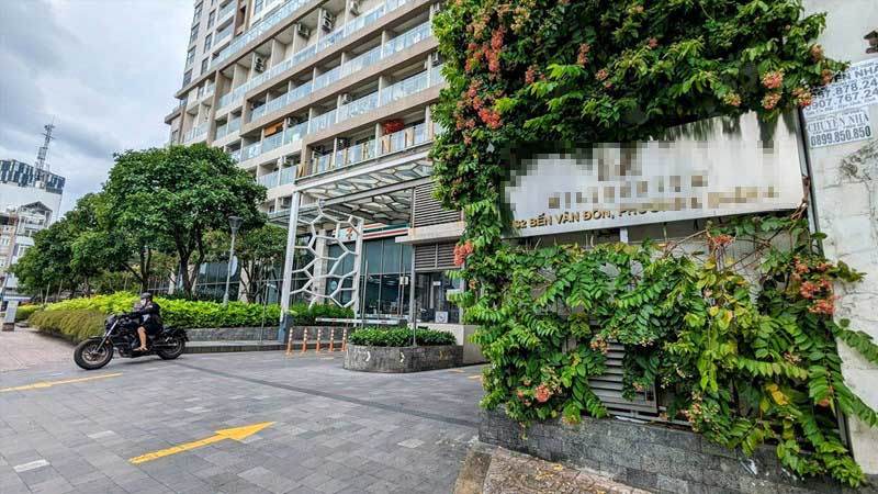 Chung cư nơi Hoa hậu Thùy Tiên ở tại đường Bến Vân Đồn, Quận 4. Ảnh: Anh Tú