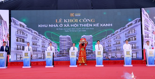 Cac dai bieu thuc hien nghi thuc khoi cong Khu nha o xa hoi Thien Ke Xanh. Anh: Khanh Linh