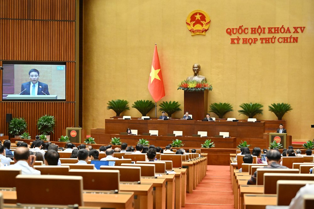 Today, the National Assembly discussed the draft Resolution on piloting a number of specific mechanisms and policies for social housing development. Photo: Pham Dong