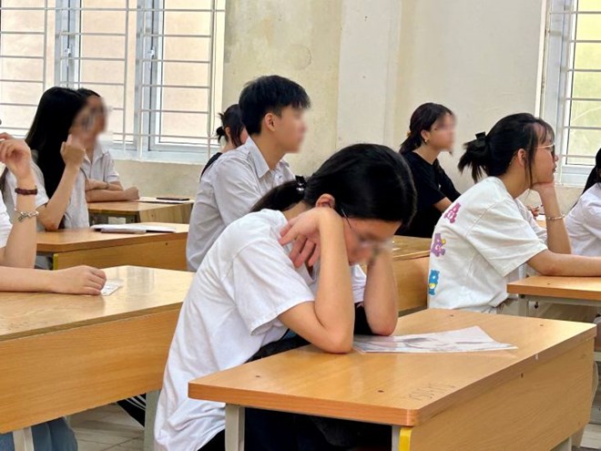 Khi ap dung quy dinh ve khen thuong, ky luat hoc sinh, can nhan van nhung phai bao dam tinh ran de va giao duc. Anh: Trang Ha