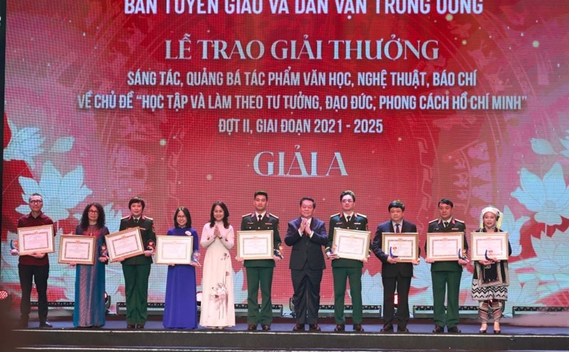 Authors received the A prize for the award for composition, promotion of literary, artistic and journalism works on the topic "Studying and following Ho Chi Minh's ideology, morality and style". Photo: Hai Nguyen