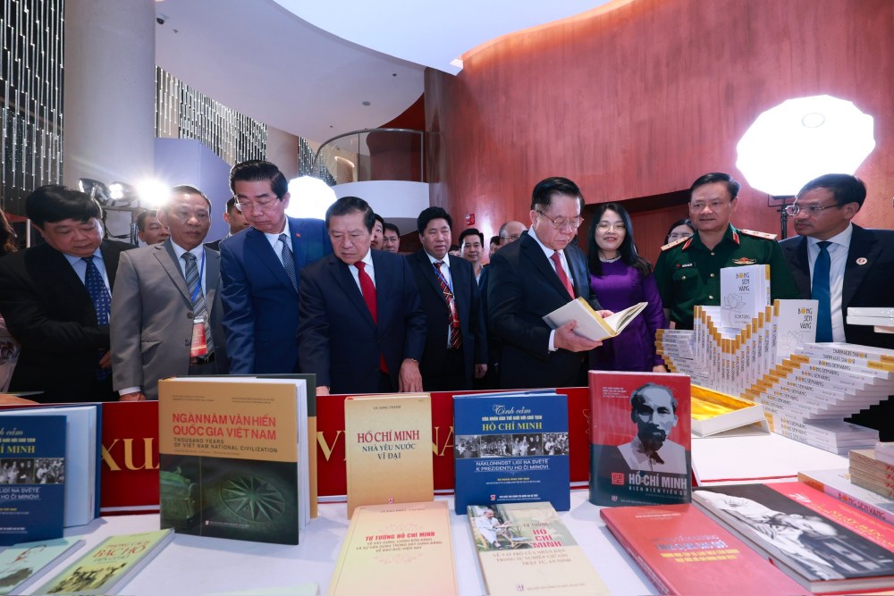 Khu vuc trung bay cac tac pham dat Giai thuong sang tac, quang ba tac pham van hoc, nghe thuat, bao chi ve “Hoc tap va lam theo tu tuong, dao duc, phong cach Ho Chi Minh“. Anh: Hai Nguyen