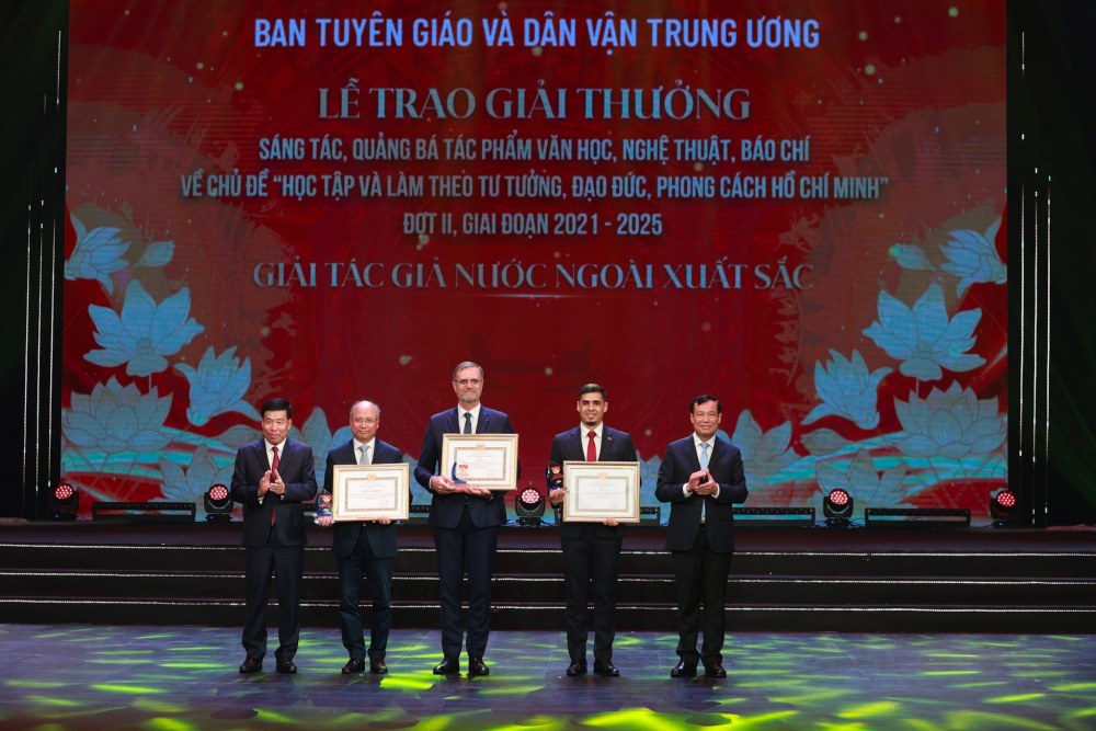 Cac ca nhan, tap the nhan giai Tac gia nuoc ngoai xuat sac. Anh: Hai Nguyen