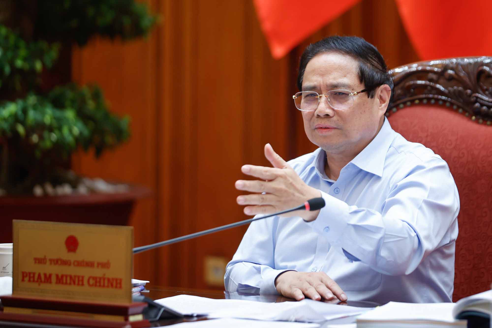 Politburo member and Prime Minister Pham Minh Chinh stated that smuggling and making hundreds of tons of counterfeit goods that the authorities do not know can lead to bribes and negativity. Photo: VGP/Nhat Bac.