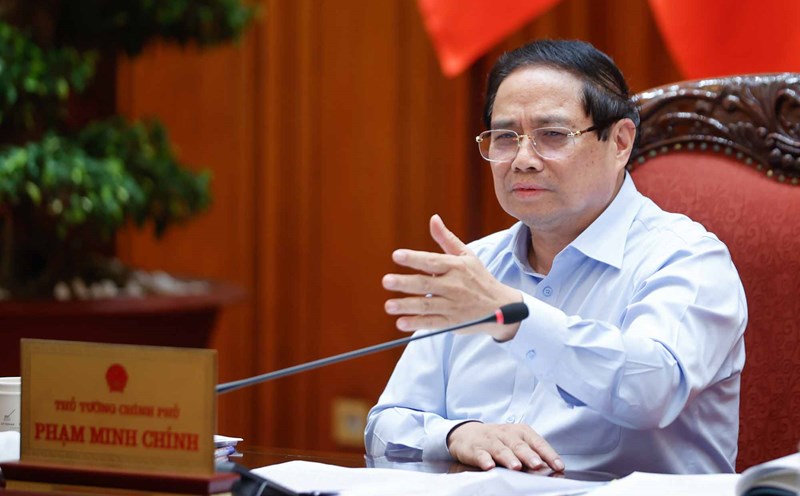 Politburo member and Prime Minister Pham Minh Chinh stated that smuggling and making hundreds of tons of counterfeit goods that the authorities do not know can lead to bribes and negativity. Photo: VGP/Nhat Bac.