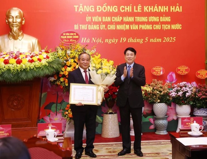 Chủ nhiệm Văn phòng Chủ tịch nước nhận Huy hiệu 40 năm tuổi Đảng