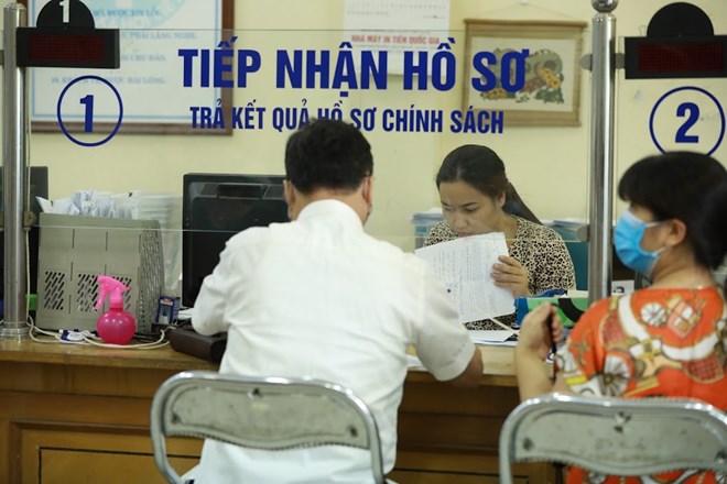 Civil servants and public employees working at the one-stop department at the ministerial, provincial and commune levels must have at least 2 years of seniority in the industry. Photo: Hai Nguyen.