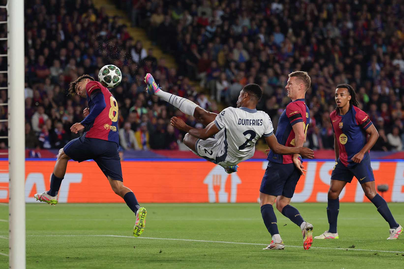 Hang thu so ho da khien Barcelona om han truoc Inter tai ban ket Champions League. Anh: AFP