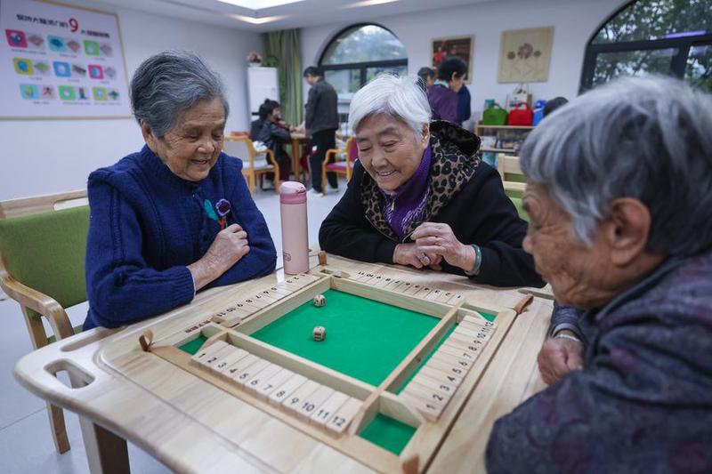 Nguoi gia nen ngu 7-8 tieng moi ngay de dam bao suc khoe. Anh: Xinhua