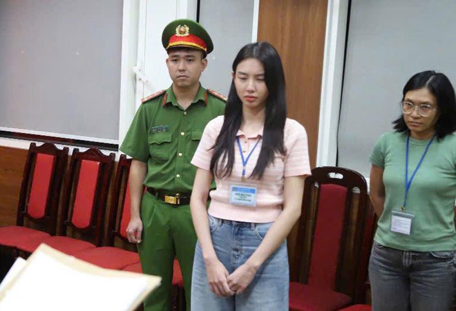 Señorita Nguyen Thuc Thuy Tien (Medio) cuando escucha el enjuiciamiento y la detencion. Foto: Ministerio de Seguridad Publica